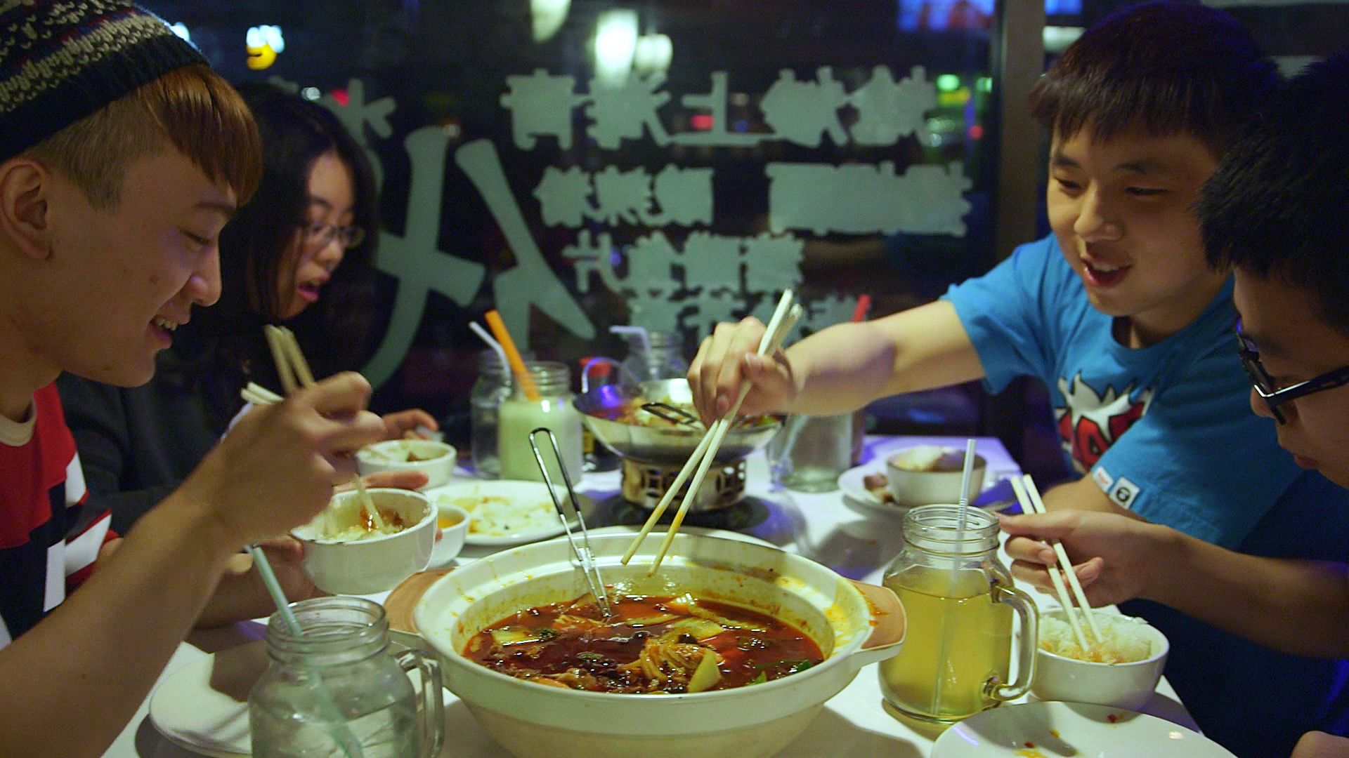 150804134856-great-american-stories-iowa-china-culture-clash-eating-hotpot