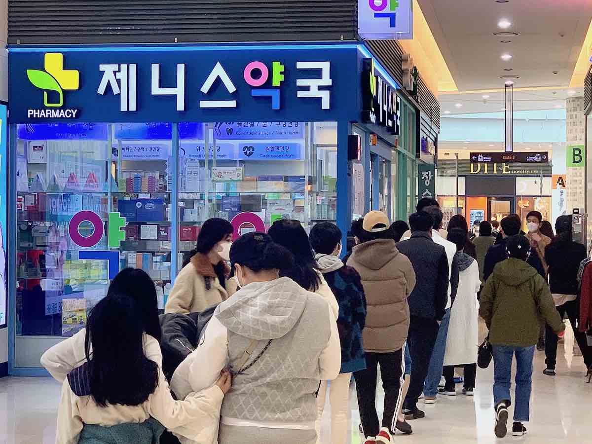 lineup-for-masks-in-south-korea-Haps-Korea-Magazine