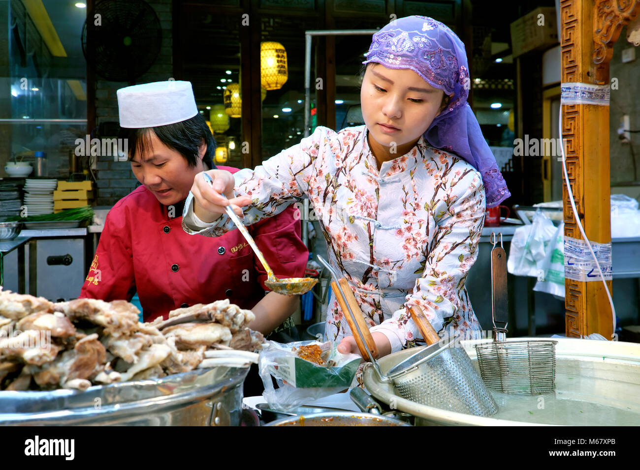 younger-hui-muslim-woman-working-at-the-food-market-muslim-quarter-M67XPB